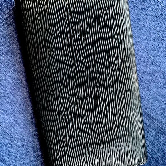 Louis Vuitton Black wallet. Comes with box, dust bag and paper - Picture 10 of 12